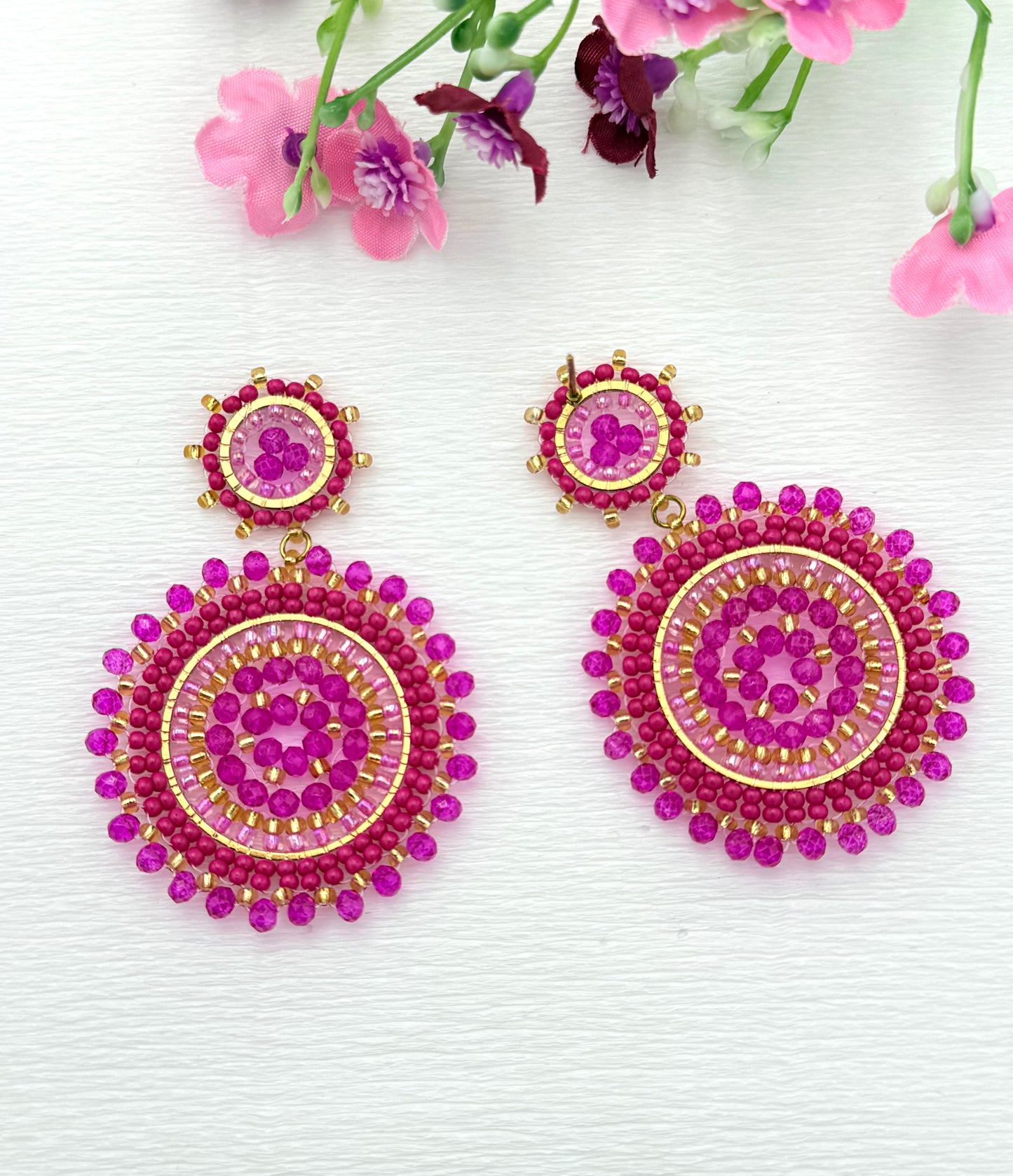 Wunderschöne pinke Ornament-Ohrringe