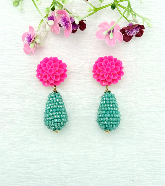 Türkise Tropfenohrringe mit pinkem Blumenstecker