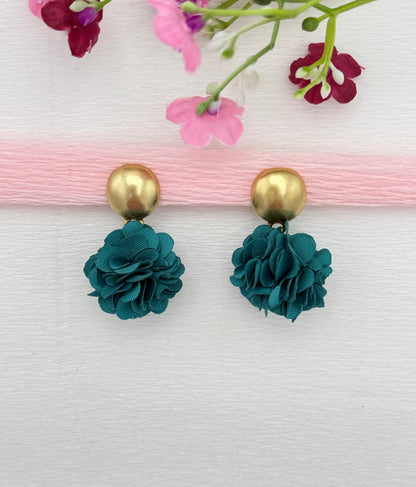Goldene Clips mit Pompon-Anhänger in Petrolgrün