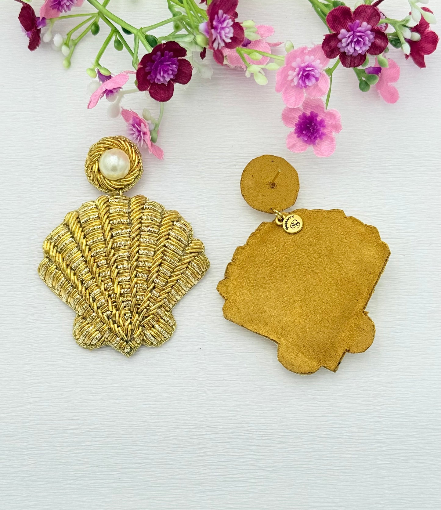 Wunderschöne goldene Ohrringe – handgefertigt und herrlich leicht.