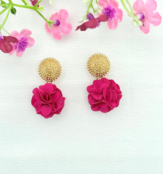 Dolly Ohrringe – pinke Pompon-Ohrringe mit goldfarbenem Stecker