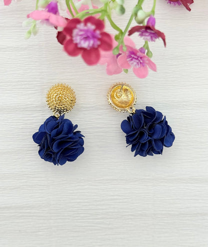 Dolly Ohrringe – Blaue Pompon-Ohrringe mit goldenem Stecker