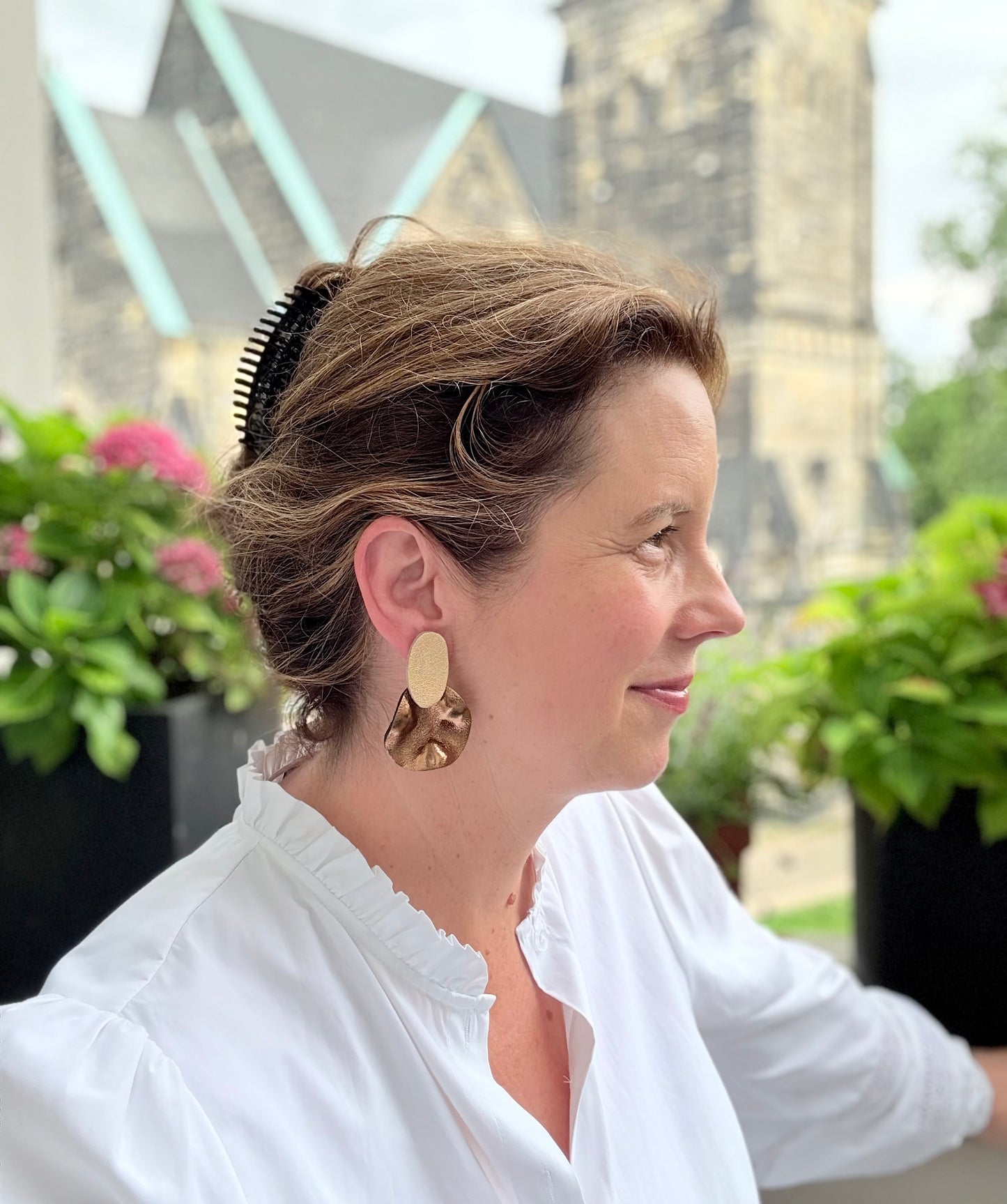 Edle Statementohrringe in glänzendem Gold aus feinstem Leder