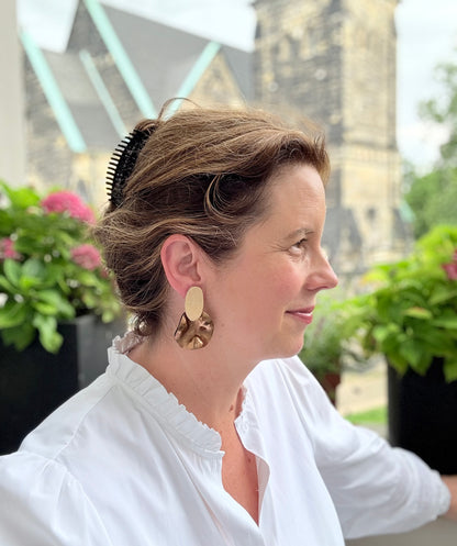 Edle Statementohrringe in glänzendem Gold aus feinstem Leder