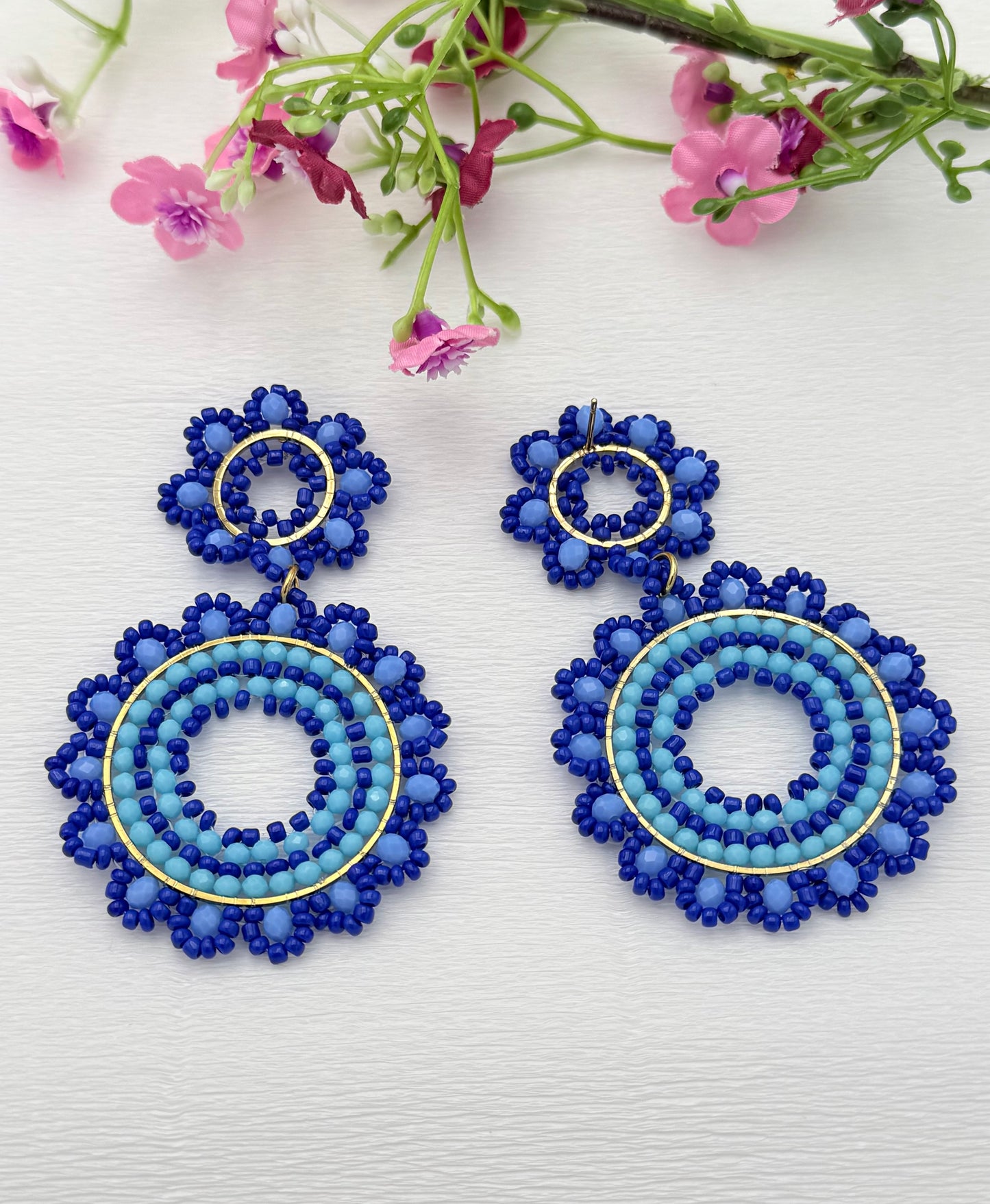 Blaue Ornament-Ohrringe