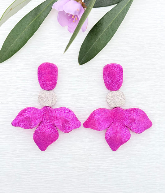 Edle Ohrringe in Form einer pinken Blüte aus schimmerndem feinen Leder
