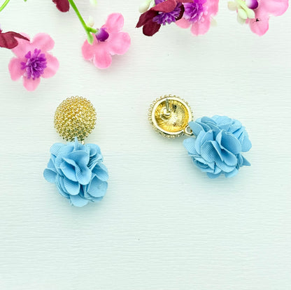 Dolly Ohrringe – hellblaue  Pompon-Ohrringe mit goldfarbenem Stecker