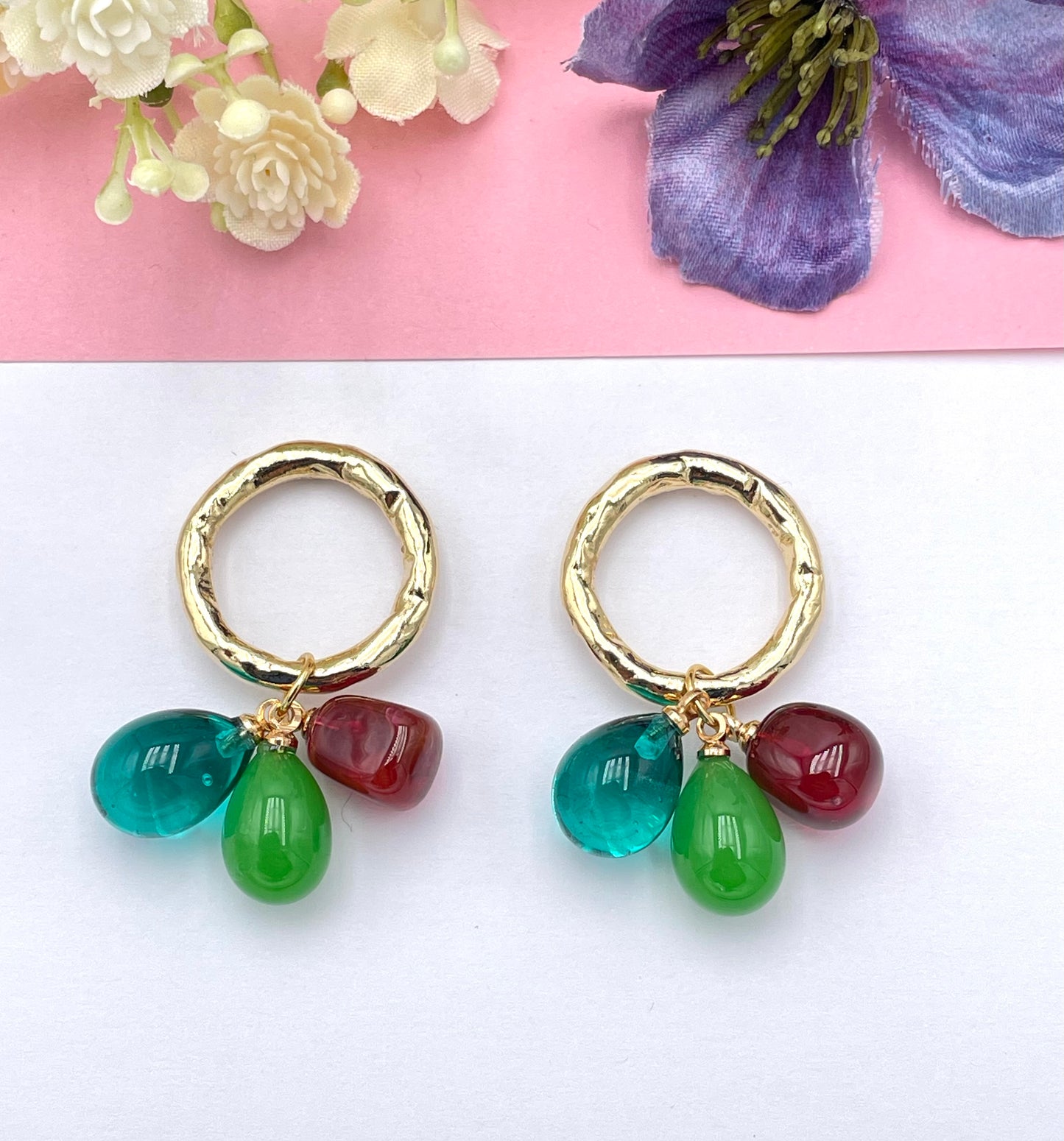 Bunte Ohrringe, Ohrringe bunt, Ohrringe mit Anhänger, Modeschmuck Ohrringe, hochwertiger Modeschmuck, Onlineshop Ohrringe, Statementohrringe, klassische Ohrringe, Julilein Ohrringe, Ohrringe mit Muranoglas, auffällige Ohrringe