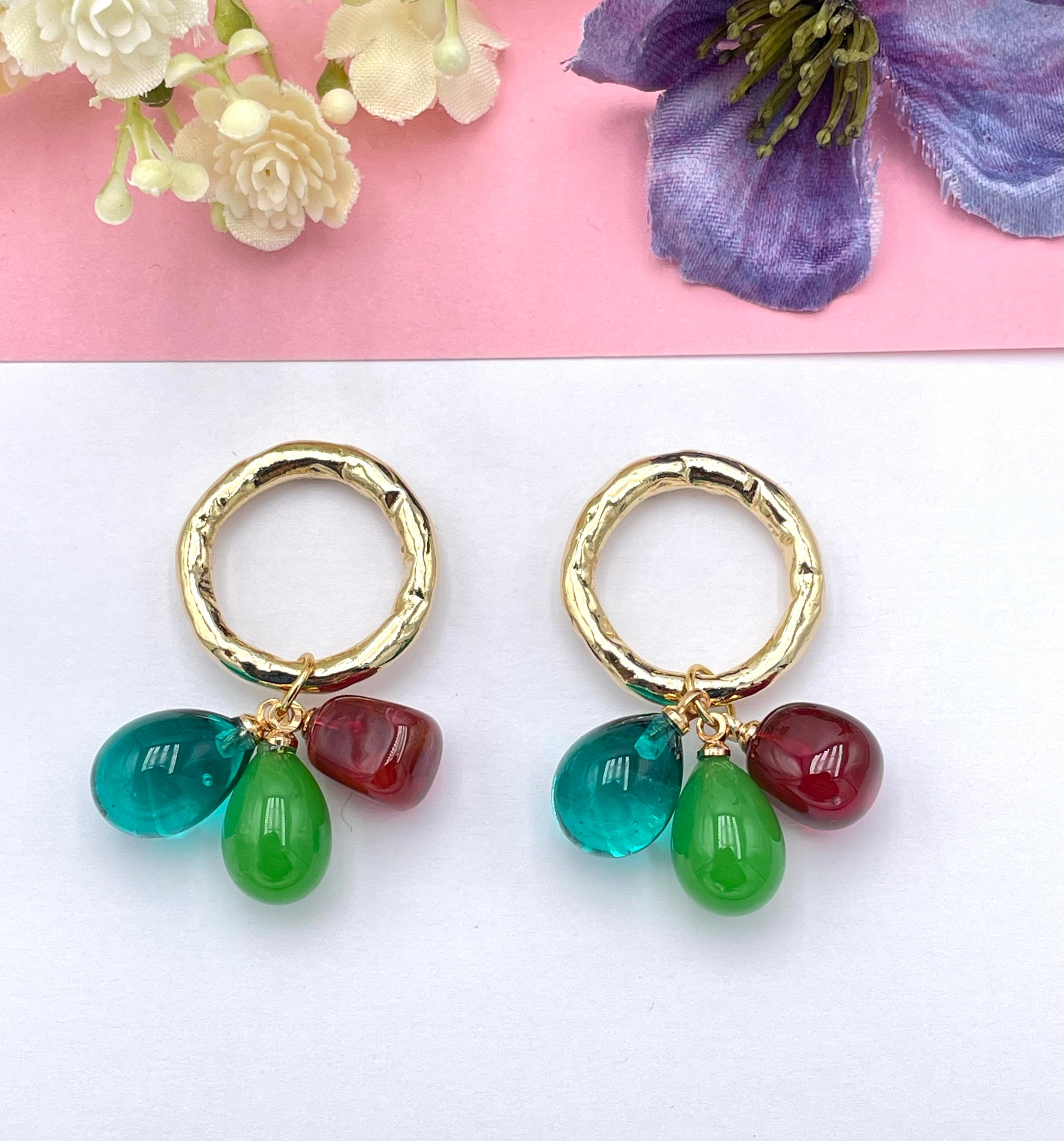 Bunte Ohrringe, Ohrringe bunt, Ohrringe mit Anhänger, Modeschmuck Ohrringe, hochwertiger Modeschmuck, Onlineshop Ohrringe, Statementohrringe, klassische Ohrringe, Julilein Ohrringe, Ohrringe mit Muranoglas, auffällige Ohrringe