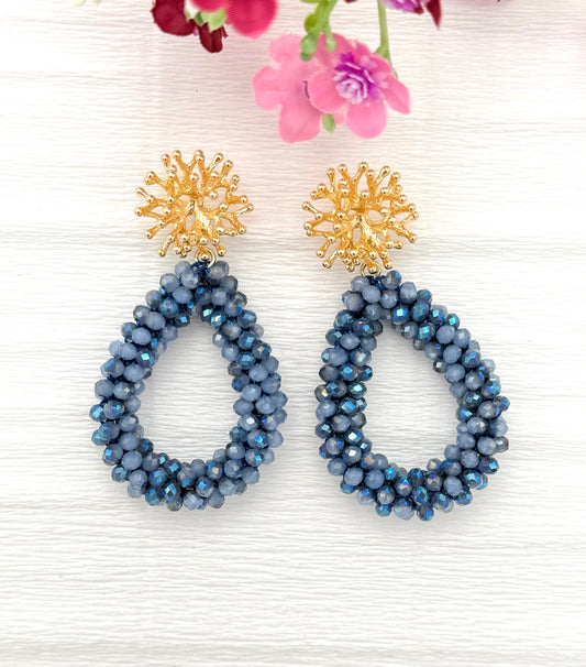 Blaue Tropfenohrringe mit Korallenstecker