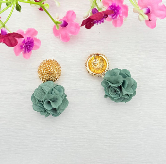 Dolly Ohrringe – Schilfgrüne Pompon-Ohrringe mit goldfarbenem Stecker