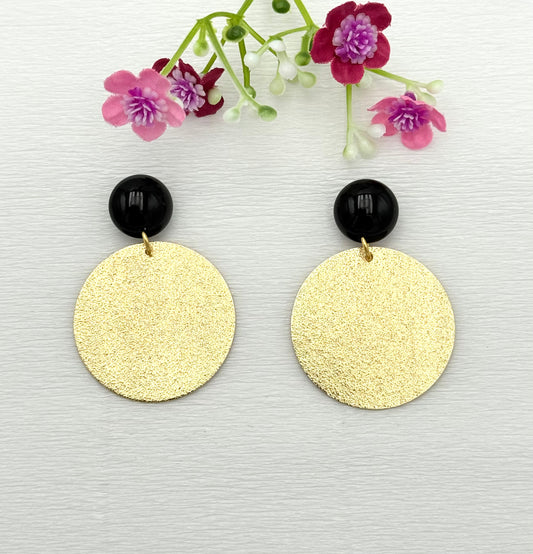 Klassisch elegant - schwarze Ohrringe mit goldenem Anhänger