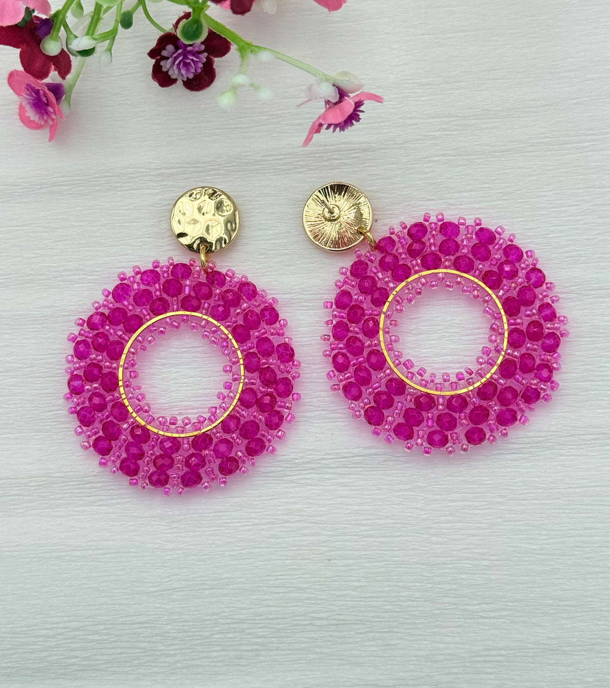 Pinke Ornament-Ohrringe mit goldfarbenem Stecker