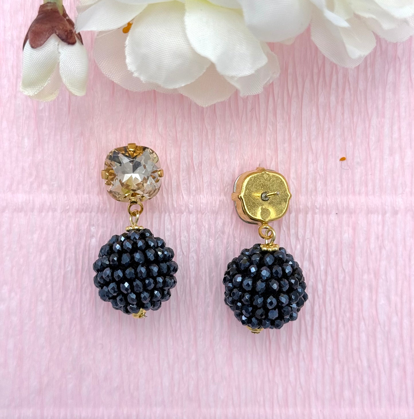 Glitzerstecker mit Kugel in glänzendem Schwarz