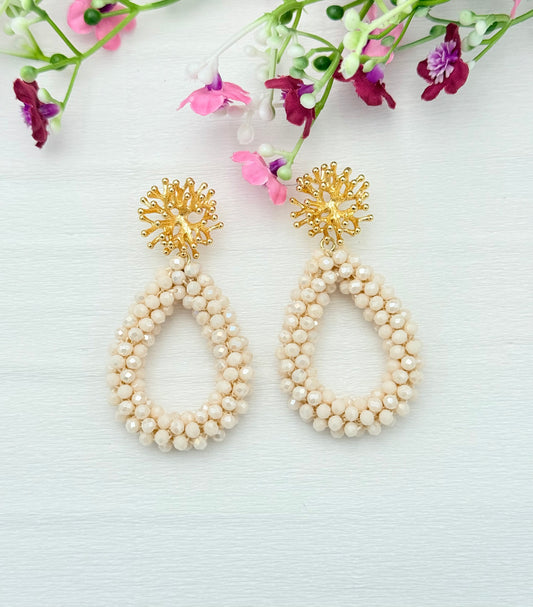 Tropfenohrringe in elegantem Beige mit Korallenstecker