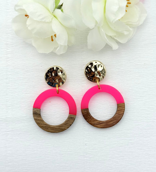 Goldene Ohrringe mit buntem Anhänger in Holz und Pink