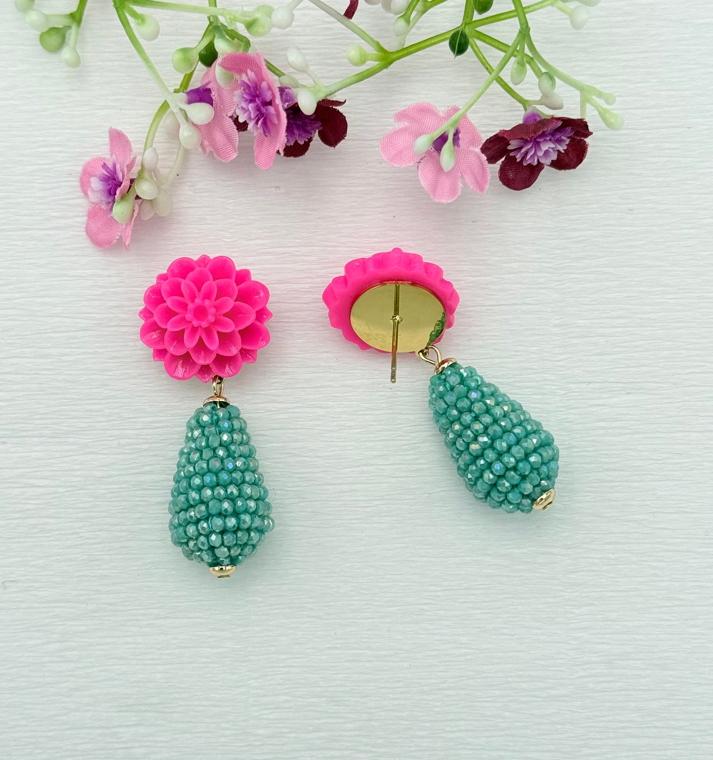 Türkise Tropfenohrringe mit pinkem Blumenstecker