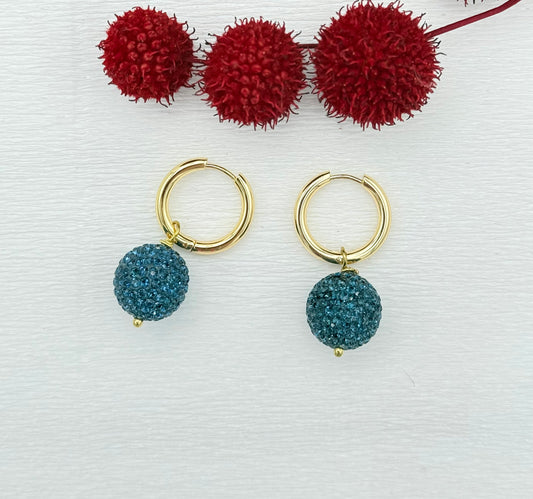 Goldene Creolen mit blauer Glitzerkugel