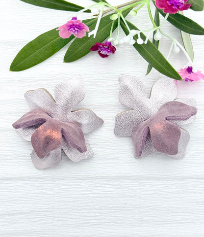 Wunderschöne Blumen-Ohrringe aus edlem Leder in zarten Rosétönen