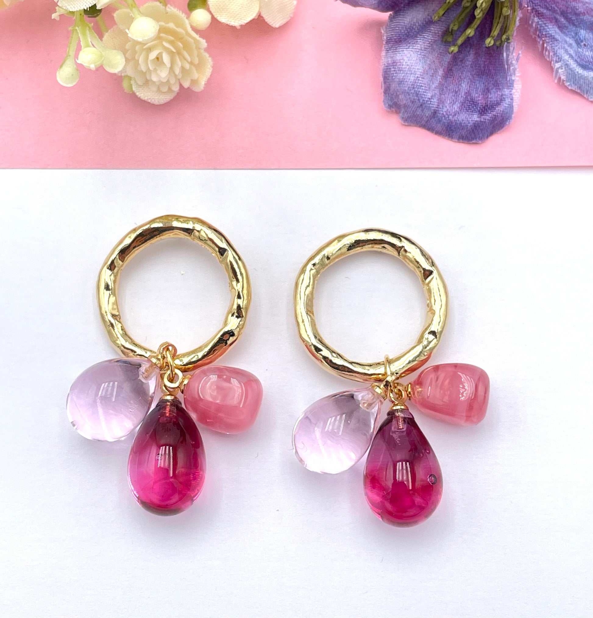 Rosa Ohrringe, Ohrringe rosa , Ohrringe mit Anhänger, Modeschmuck Ohrringe, hochwertiger Modeschmuck, Onlineshop Ohrringe, Statementohrringe, klassische Ohrringe, Julilein Ohrringe, Ohrringe mit Muranoglas, auffällige Ohrringeosa
