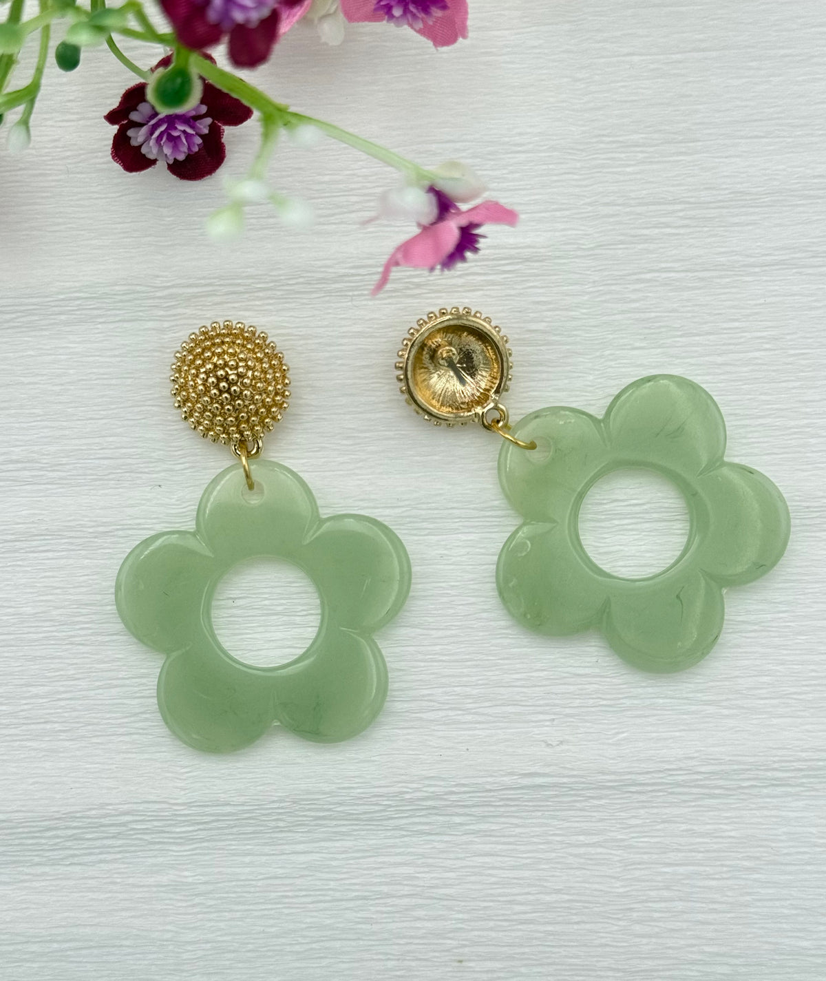 Goldene Ohrringe mit schlichtem Blumenanhänger in jadegrün