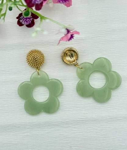 Goldene Ohrringe mit schlichtem Blumenanhänger in jadegrün
