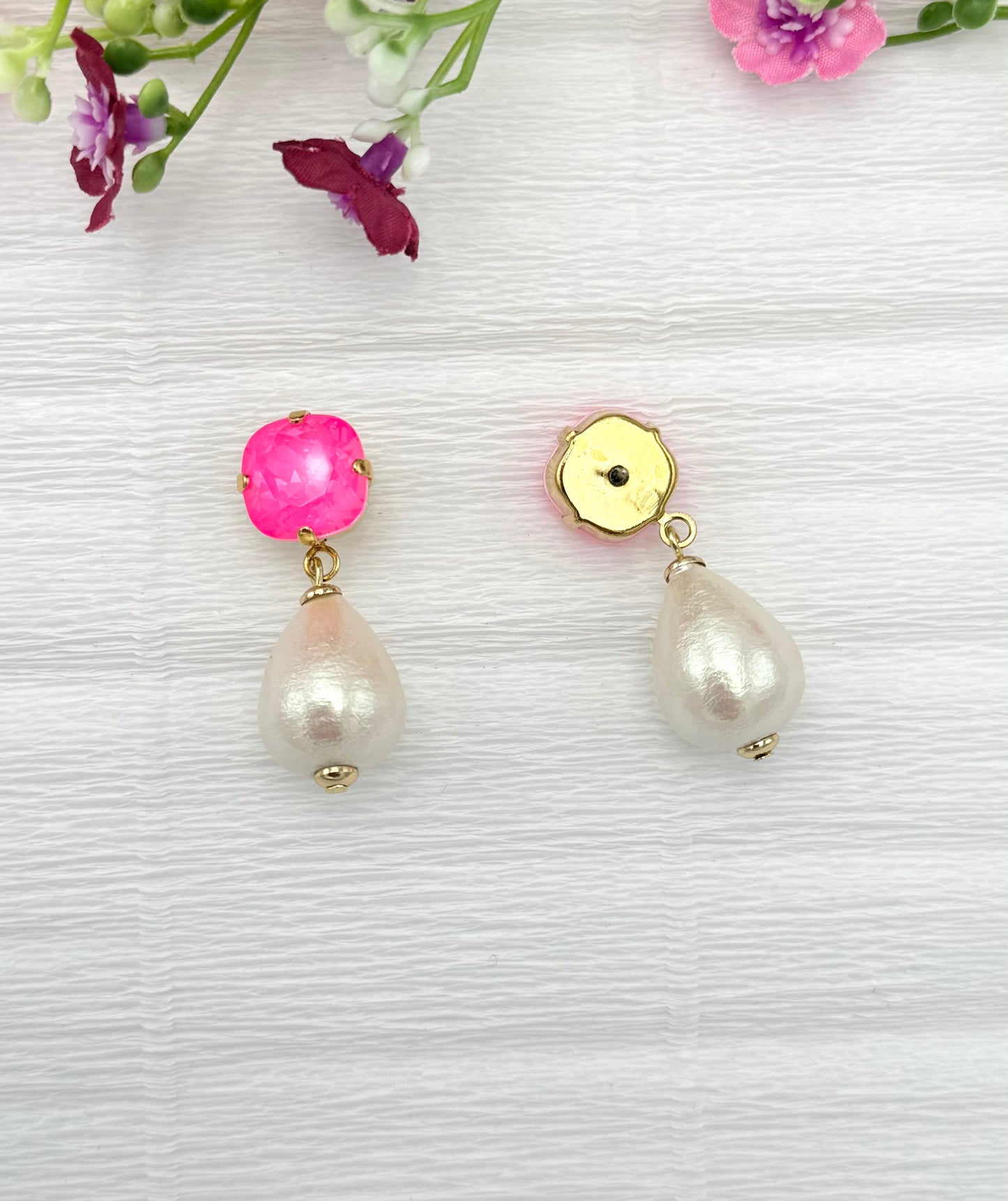 Neon Edition: schillernd pinke Ohrringe mit leichter Baumwollperle
