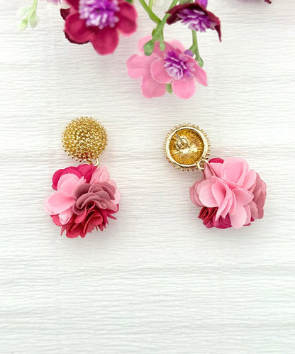 Dolly – Pinker Multicolour Pompon-Ohrringe mit goldfarbenem Stecker