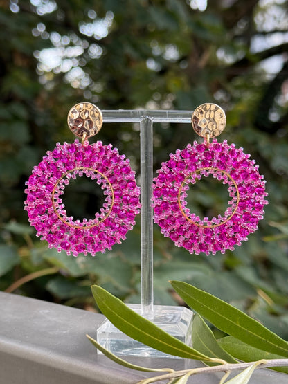 Pinke Ornament-Ohrringe mit goldfarbenem Stecker