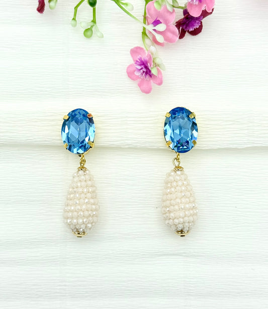 Blaue Glitzer-Clips mit edlem Tropfen in einem Cremeton