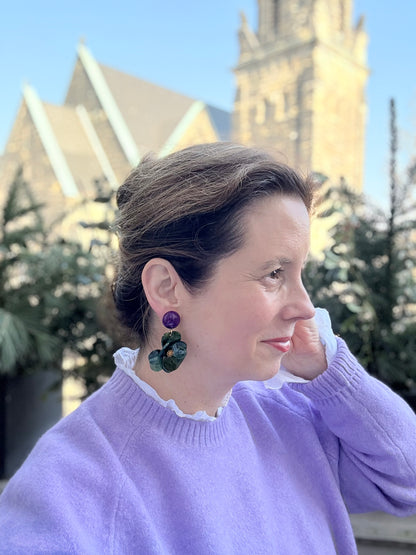 Lila Ohrringe mit großem Statement-Blumenanhänger
