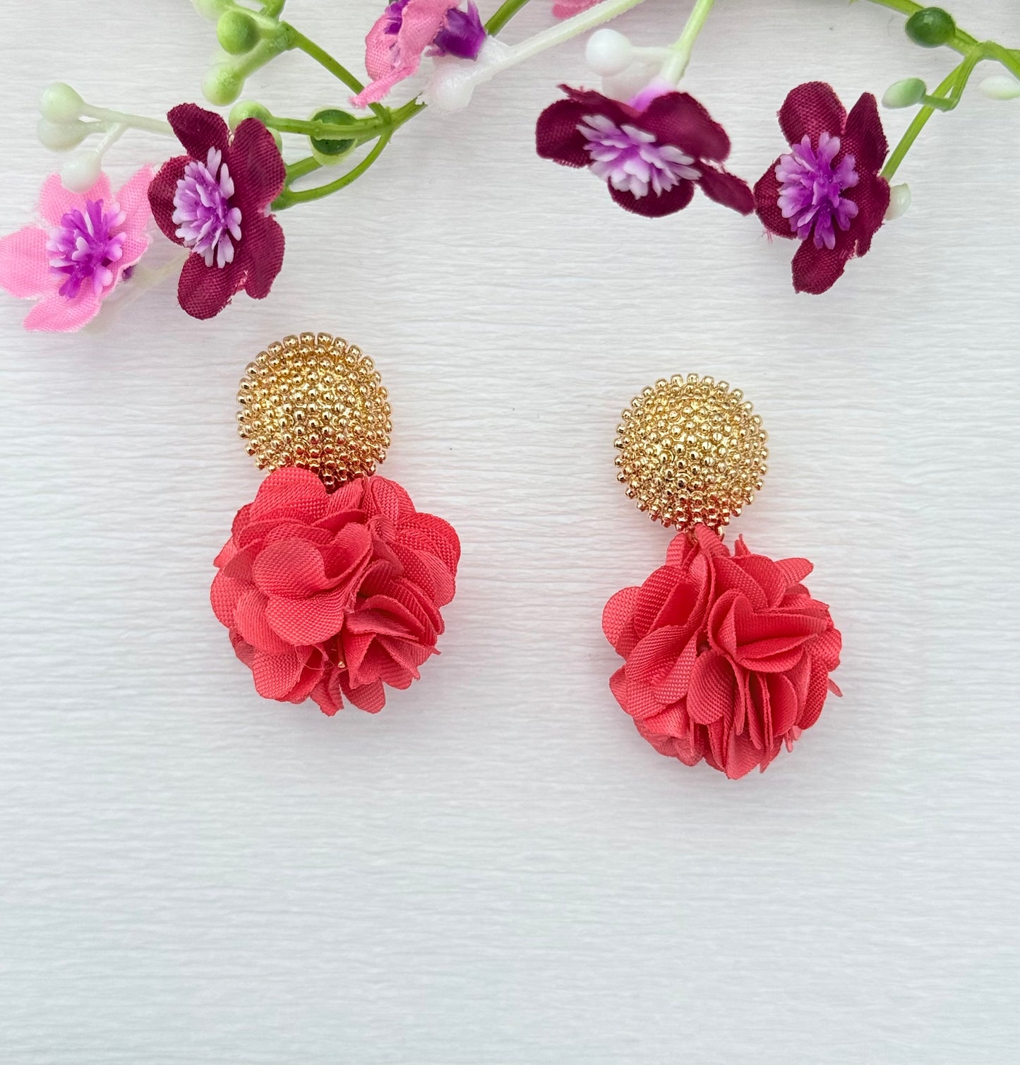 Dolly Ohrringe –  Pompon-Ohrringe in Lachsrosa mit goldfarbenem Stecker