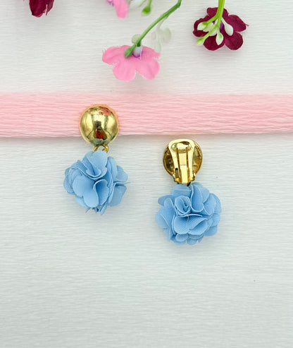 Goldene Clips mit Pompon-Anhänger in hellblau