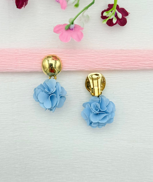 Goldene Clips mit Pompon-Anhänger in hellblau