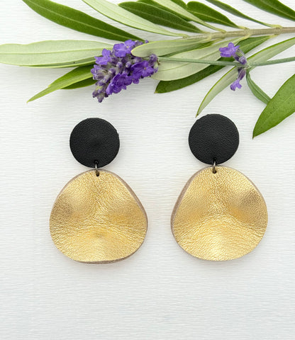 Goldene Ohrringe aus Leder mit einem kleinen gewellten Anhänger