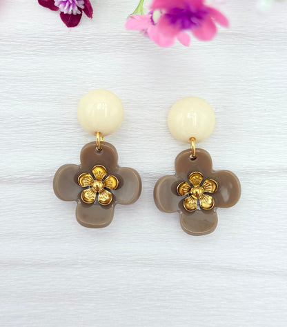 Beige Blumenohrringe - Unsere neue Kollektion Poppy Bloom