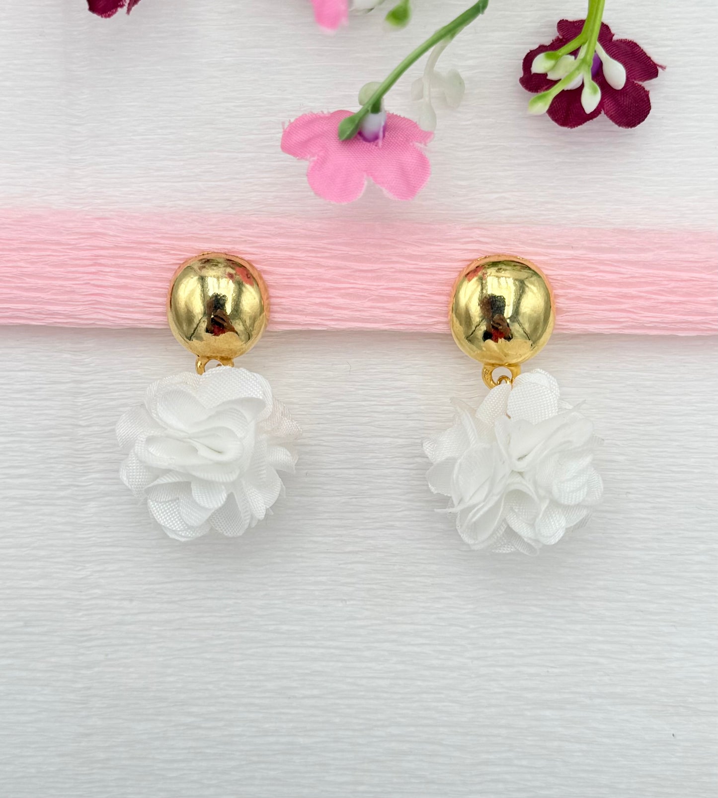 Goldene Clips mit weißem Pompon-Anhänger