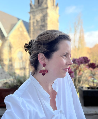 Schöne Ohrringe in Form einer Blüte aus edlem Leder in Gold- Bordeauxrot