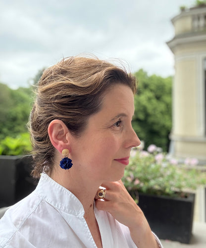 Dolly Ohrringe – Blaue Pompon-Ohrringe mit goldenem Stecker