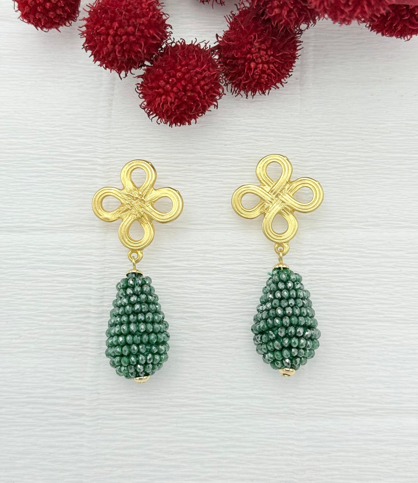 Grüne Tropfenohrringe mit goldenem Stecker