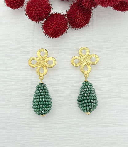 Grüne Tropfenohrringe mit goldenem Stecker