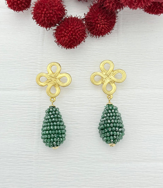 Grüne Tropfenohrringe mit goldenem Stecker