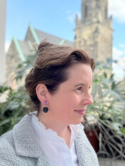 Lila Ohrringe mit blauer Glitzer-Kugel