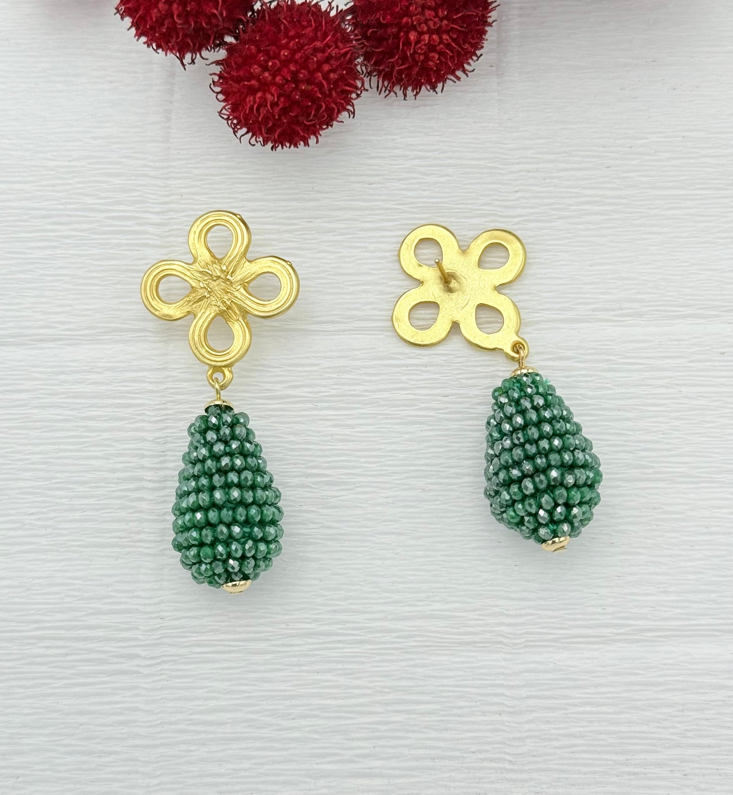 Grüne Tropfenohrringe mit goldenem Stecker