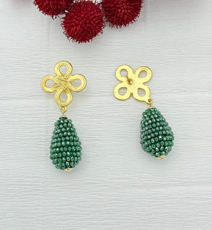 Grüne Tropfenohrringe mit goldenem Stecker