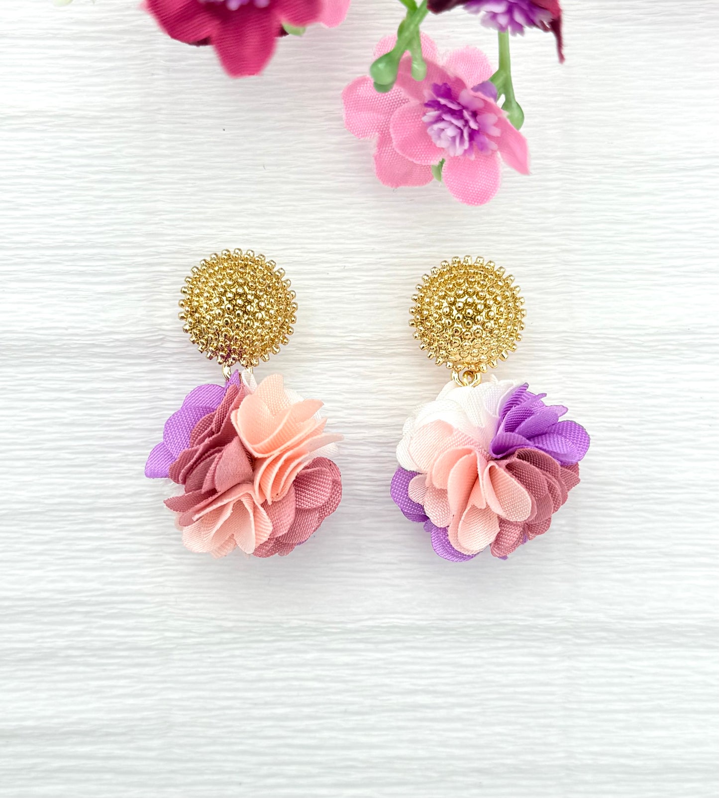 Dolly – rosa Multicolour Pompon-Ohrringe mit goldfarbenem Stecker