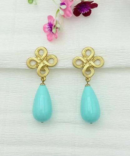 Goldene Clips mit hellblauem Tropfen-Anhänger