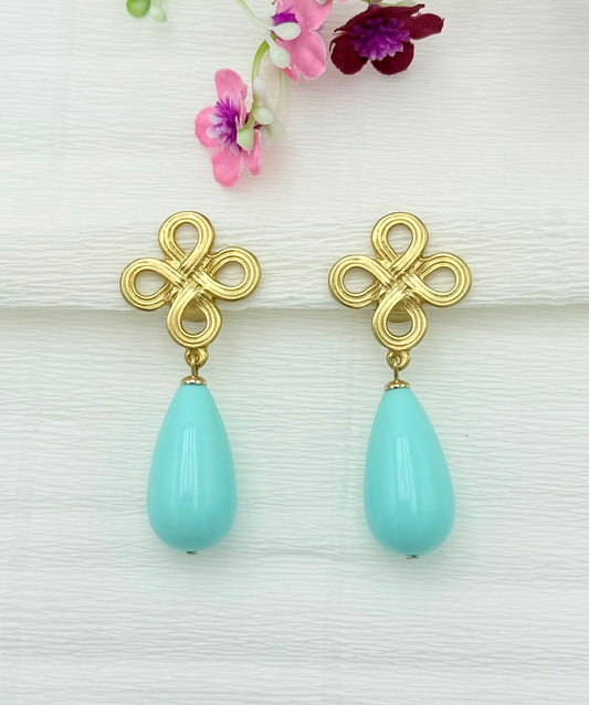 Goldene Clips mit hellblauem Tropfen-Anhänger