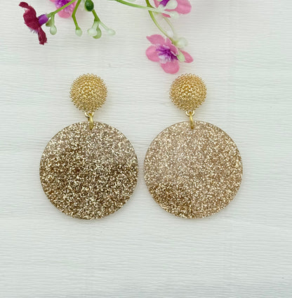 Party-Hingucker: Goldener Glitzerohrring