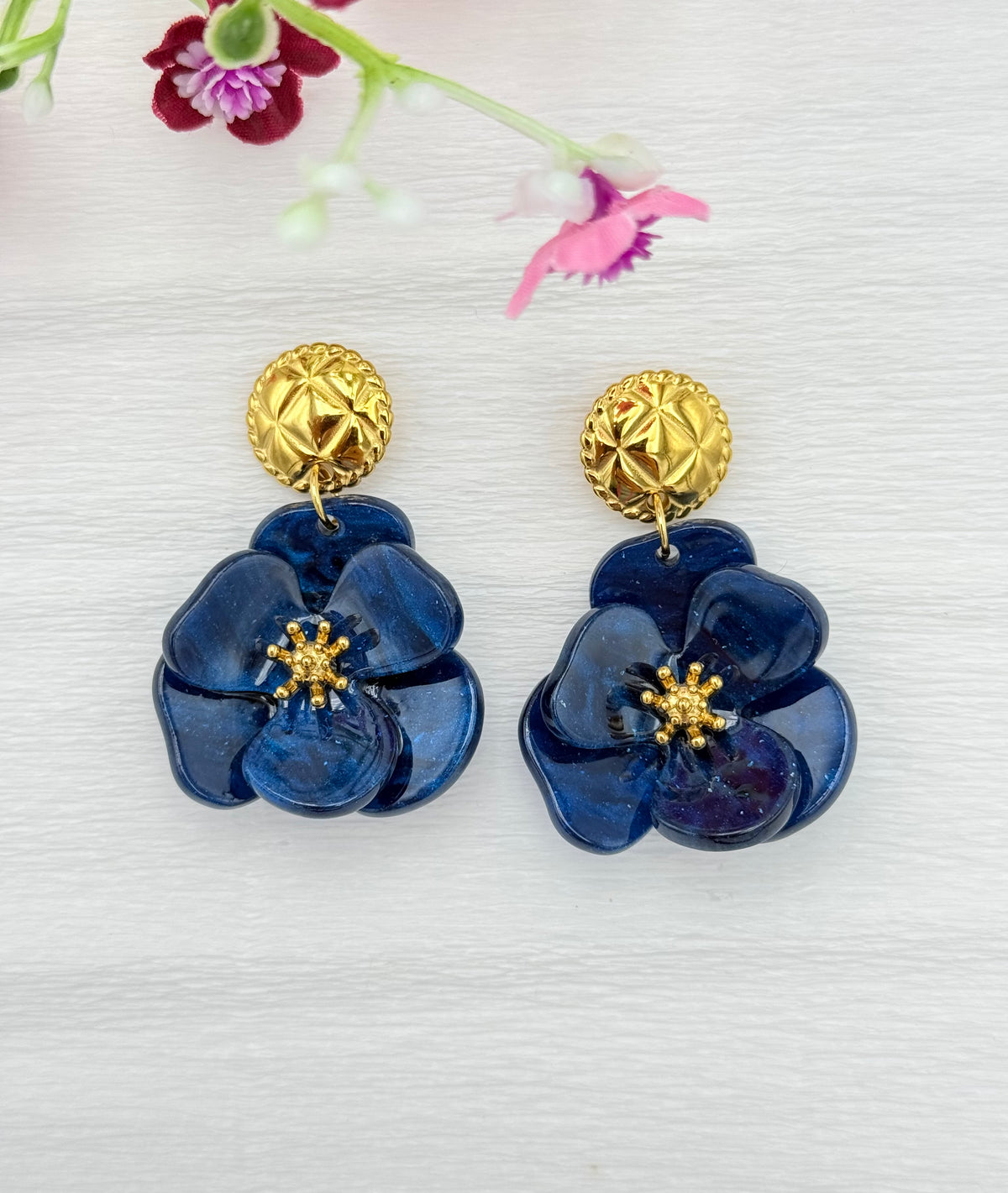 Blaue Blumenohrringe mit vergoldetem Stecker